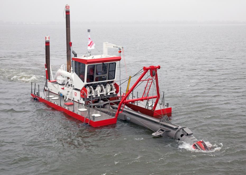 Cutter suction dredger in operation